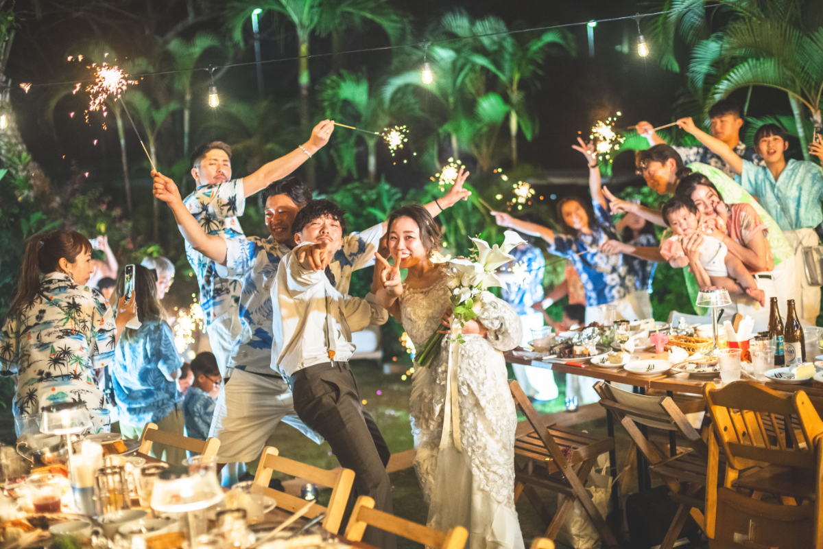 【欲しいリゾート感を詰め込んで】みんなでかりゆしを着てのパーティやBBQ会食、お庭での結婚式、三線演奏やエイサー、楽器の生演奏など欲しいリゾート感を欲しいだけ詰め込んでオリジナルの結婚式を一緒に作りましょう